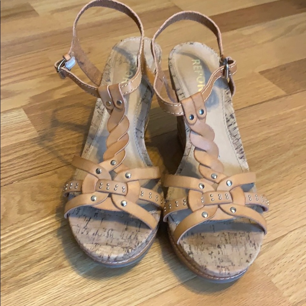 Report tan wedges